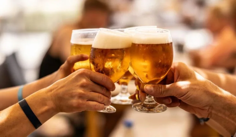 Brinde com taças com cerveja.