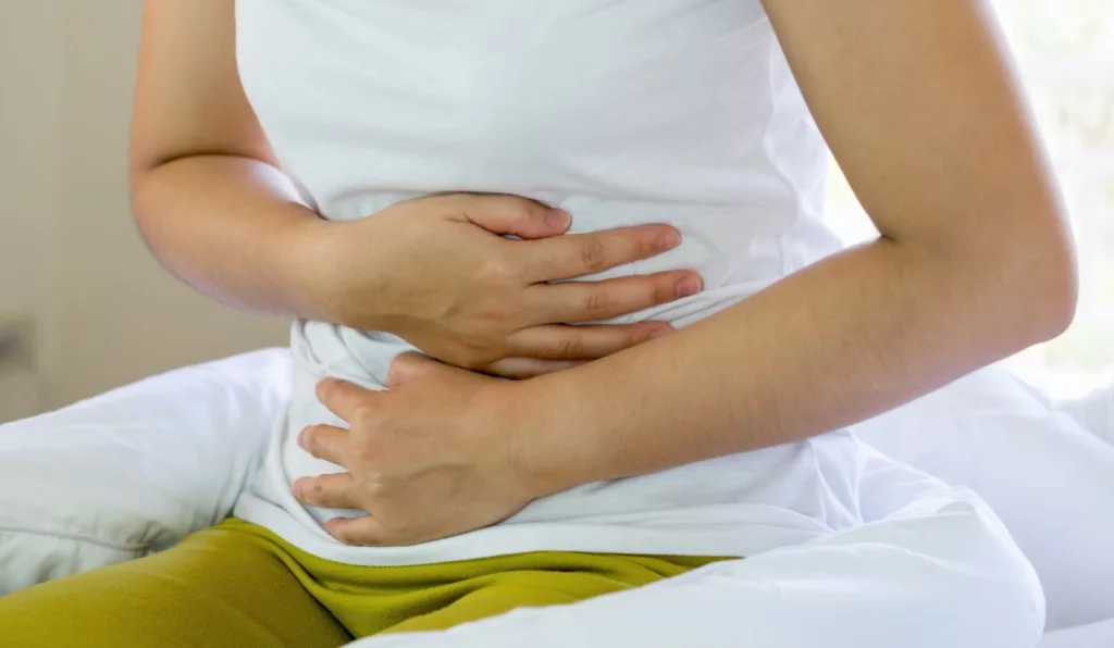 mulher com dor na barriga para ilustrar vulvodínia