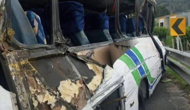 Ônibus com estudantes que cai de viaduto