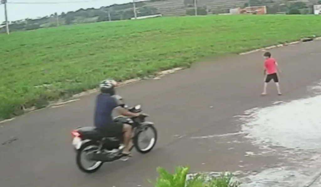 momento em que moto atropela menino