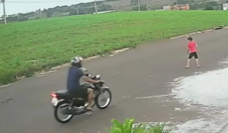 momento em que moto atropela menino