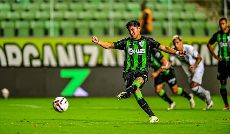 Miguelito em ação pelo Coelho no jogo contra o Goiás, pela Série B 2025.