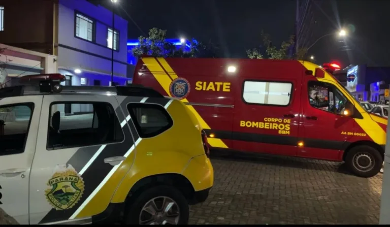 viatura da policia e ambulancia do siate atendendo homem atropelado por trem