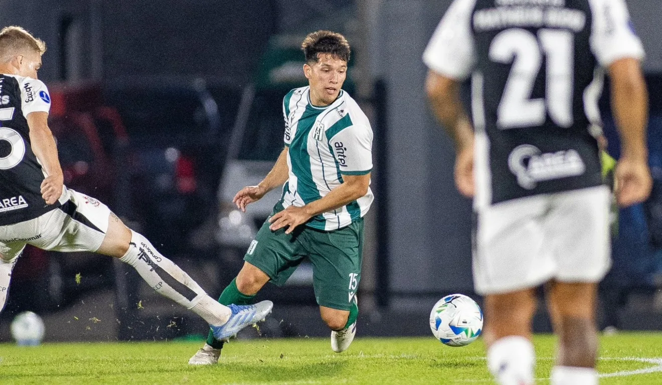 Jogador do Racing em disputa de bola em partida contra o Corinthians da Copa Sul-Americana