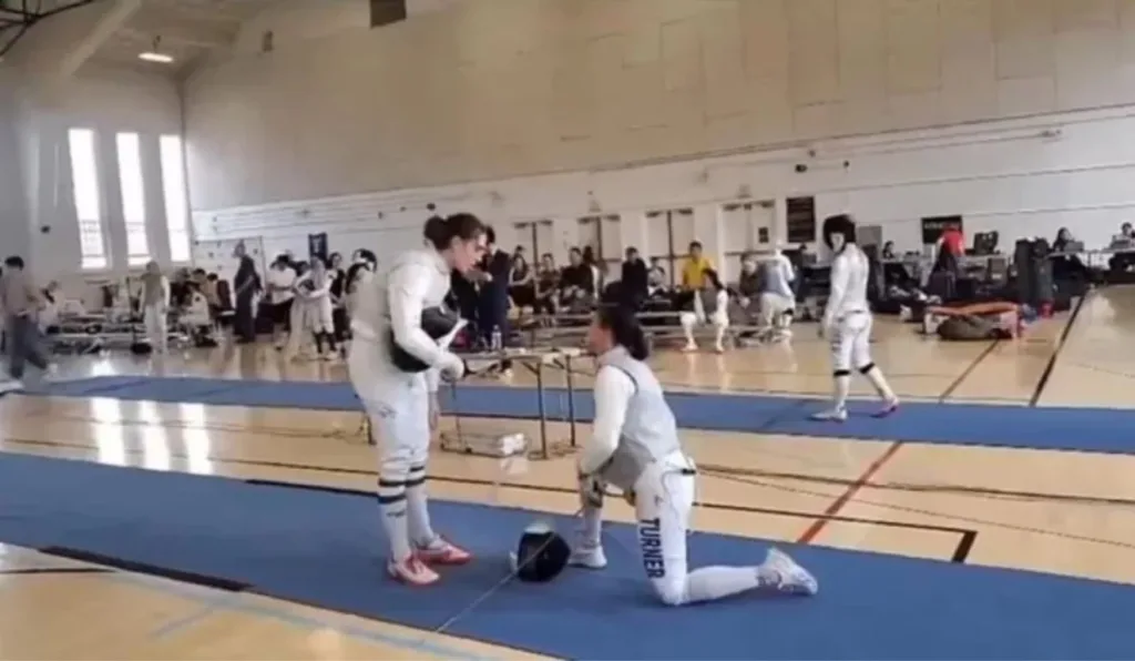 atleta de esgrima se recusando a lutar contra trans