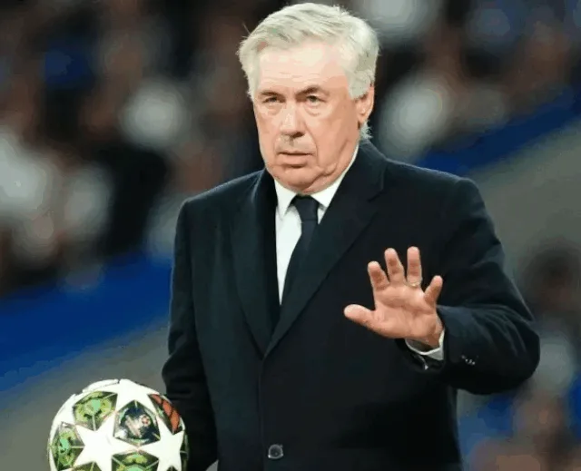 Técnico Carlo Ancelotti.
