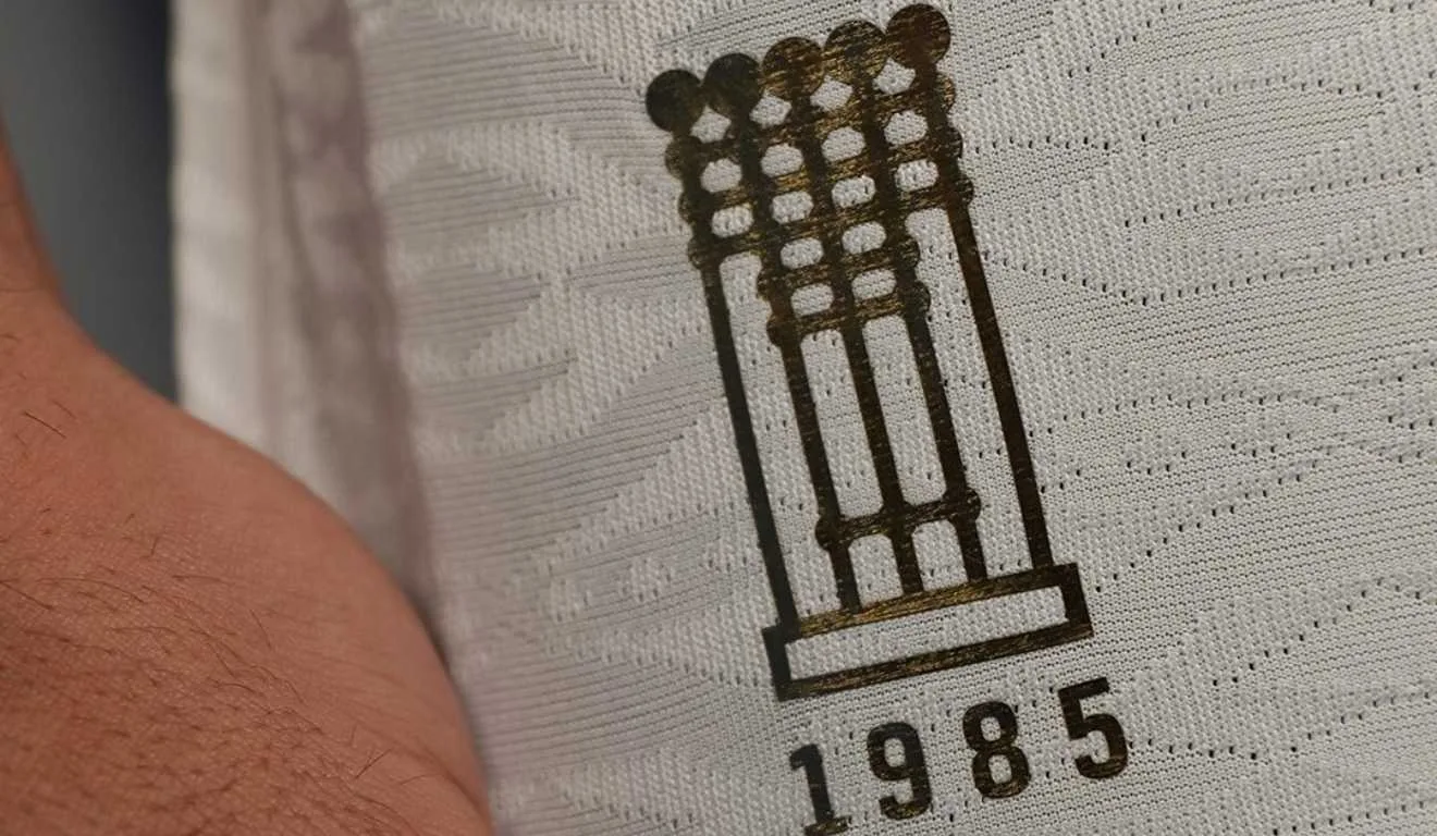Detalhe da nova camisa do Coritiba que comemora os 40 anos do título brasileiro.