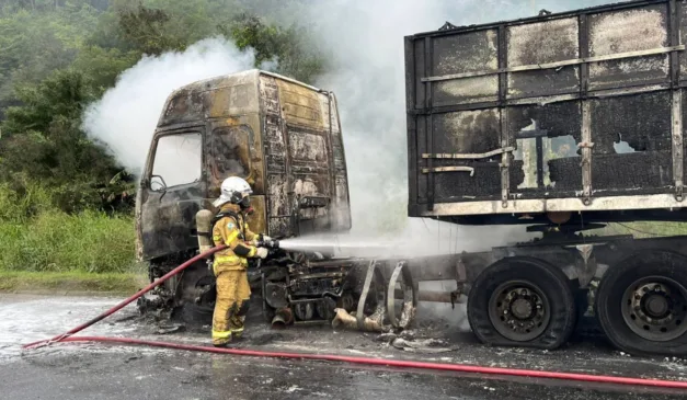caminhão pega fogo na BR-277, em Paranaguá