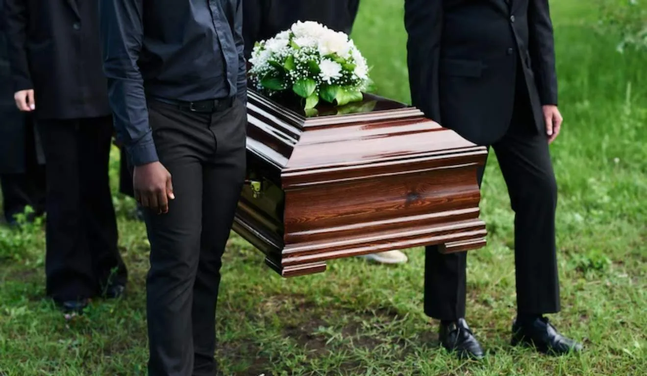 pessoas carregando caixão