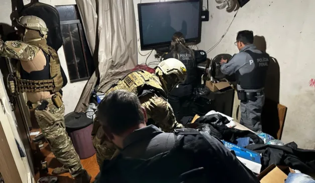 Policiais civis e penais durante operação