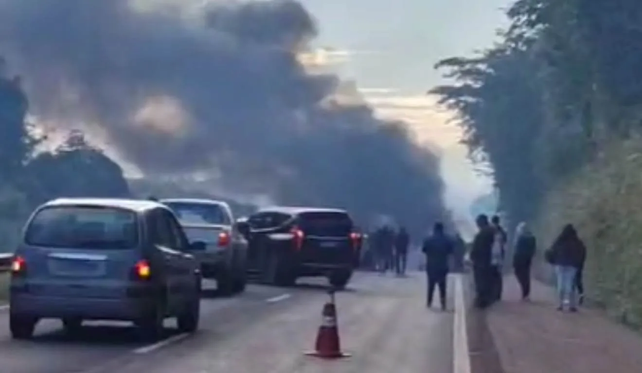 Caminhão pegando fogo na BR-277