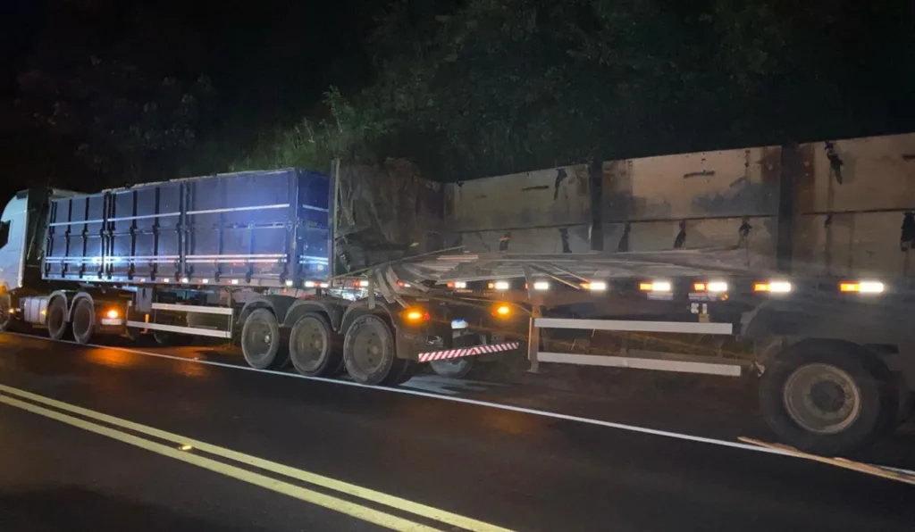 caminhoneiro morre em acidente causado pela queda de uma carga de madeira de outro caminhão, na BR-153, em Santo Antônio da Platina
