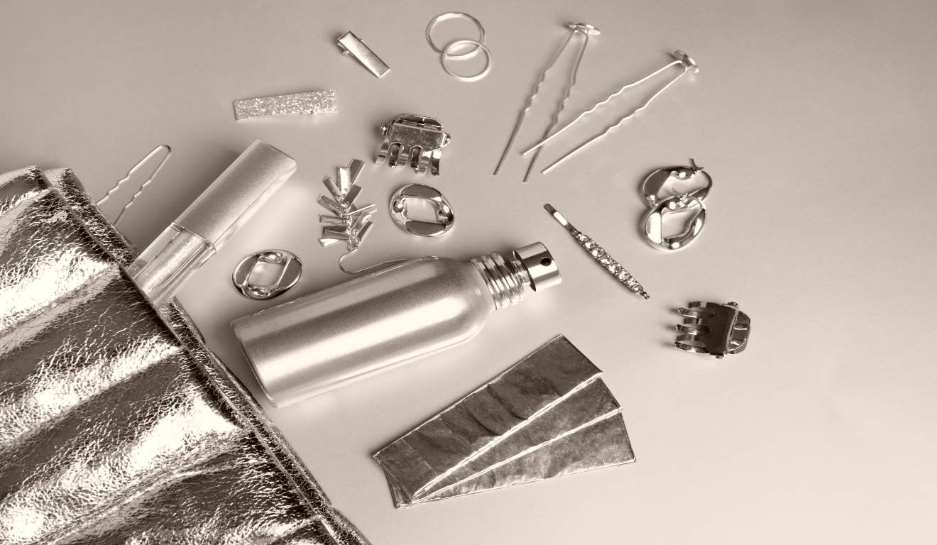 Objetos de prata em mesa.