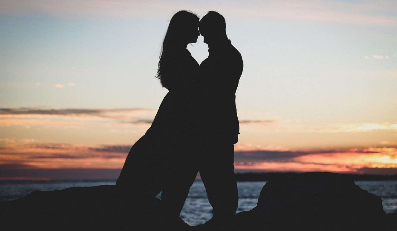 casal na praia para ilustrar como trazer o amor de volta com simpatias