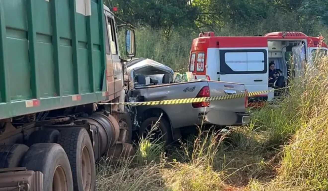 carro batido com caminhão