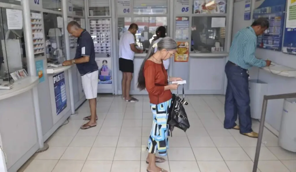 Lotérica com clientes