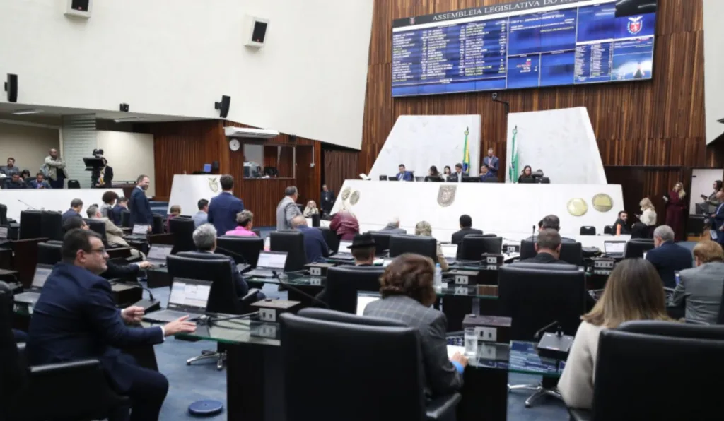 Discussão no plenário da Alep motivou regra rígida contra discursos