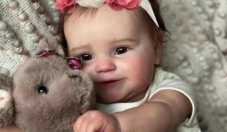 bebê reborn abraçando urso de pelúcia