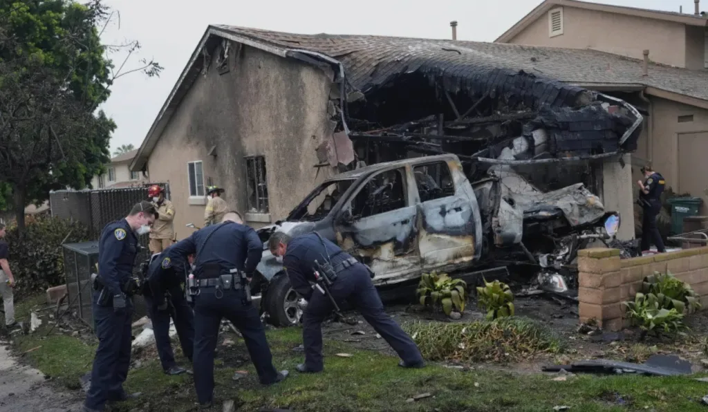 Aeronave modelo Cessna 550 caiu sobre casas em San Diego, Califórnia, e deixou mortos. Autoridades investigam causas.