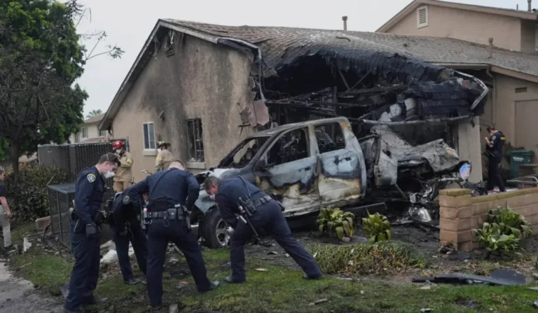 Aeronave modelo Cessna 550 caiu sobre casas em San Diego, Califórnia, e deixou mortos. Autoridades investigam causas.