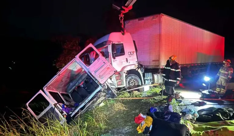 Acidente entre van e carreta interdita BR-251, em Minas Gerais
