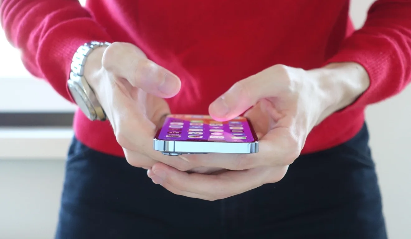 mulher segurando iPhone