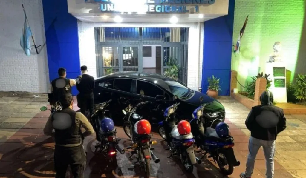 Homem é preso após roubar milhões do trabalho e comprar carro, motos e iPhone