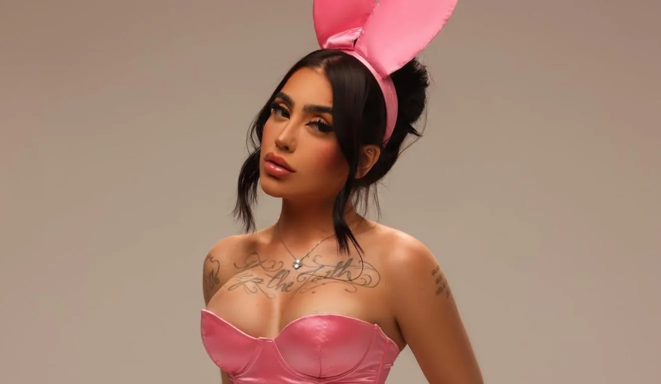 MC Mirella de coelhinho rosa