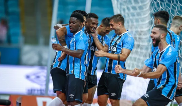 Jogadores do Grêmio comemorando gol na sua arena