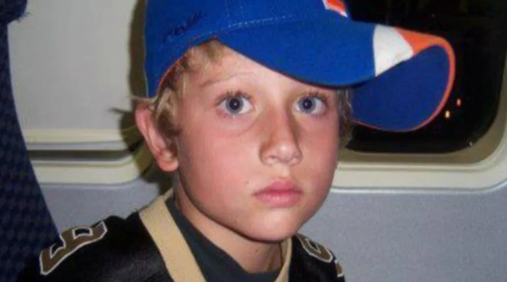 Menino Dylan posando para foto