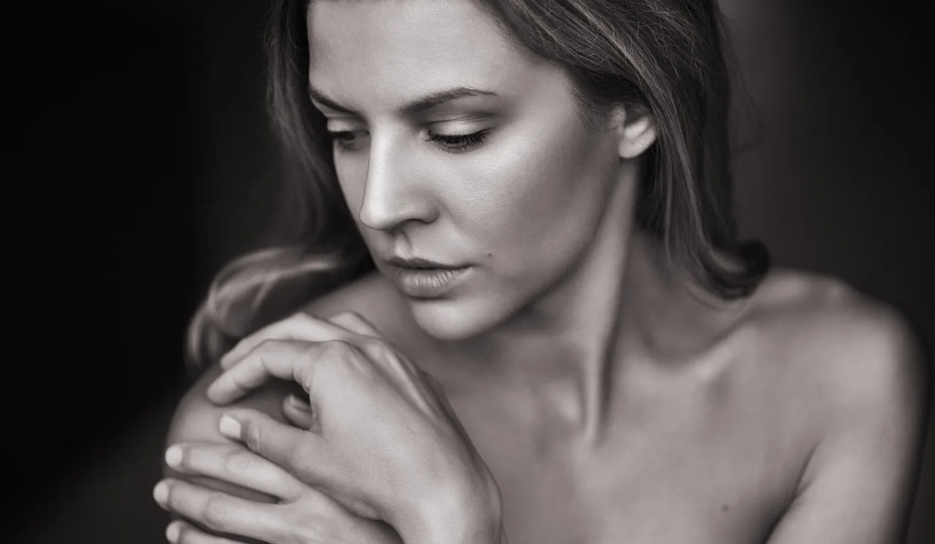 mulher jovem com mãos no ombro