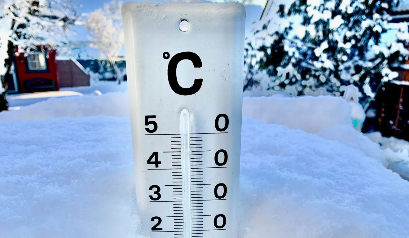 termômetro na neve