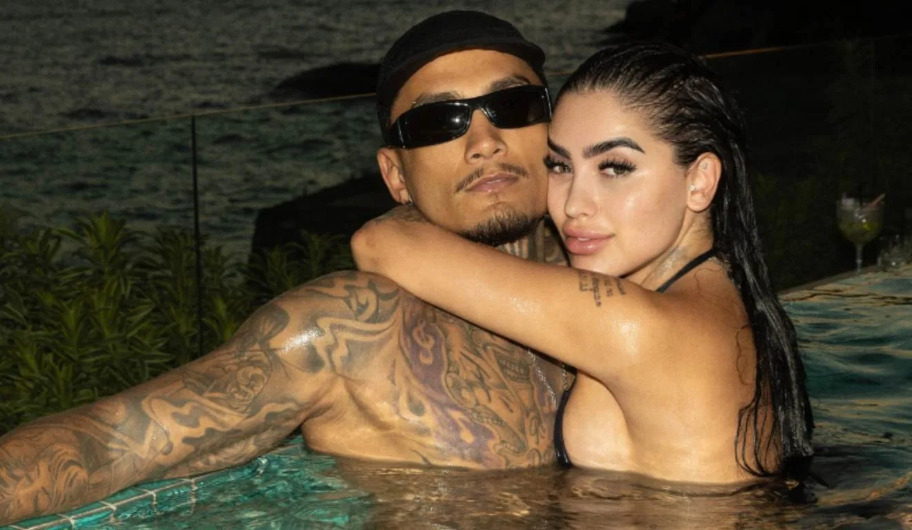 MC Mirella e Dynho na piscina