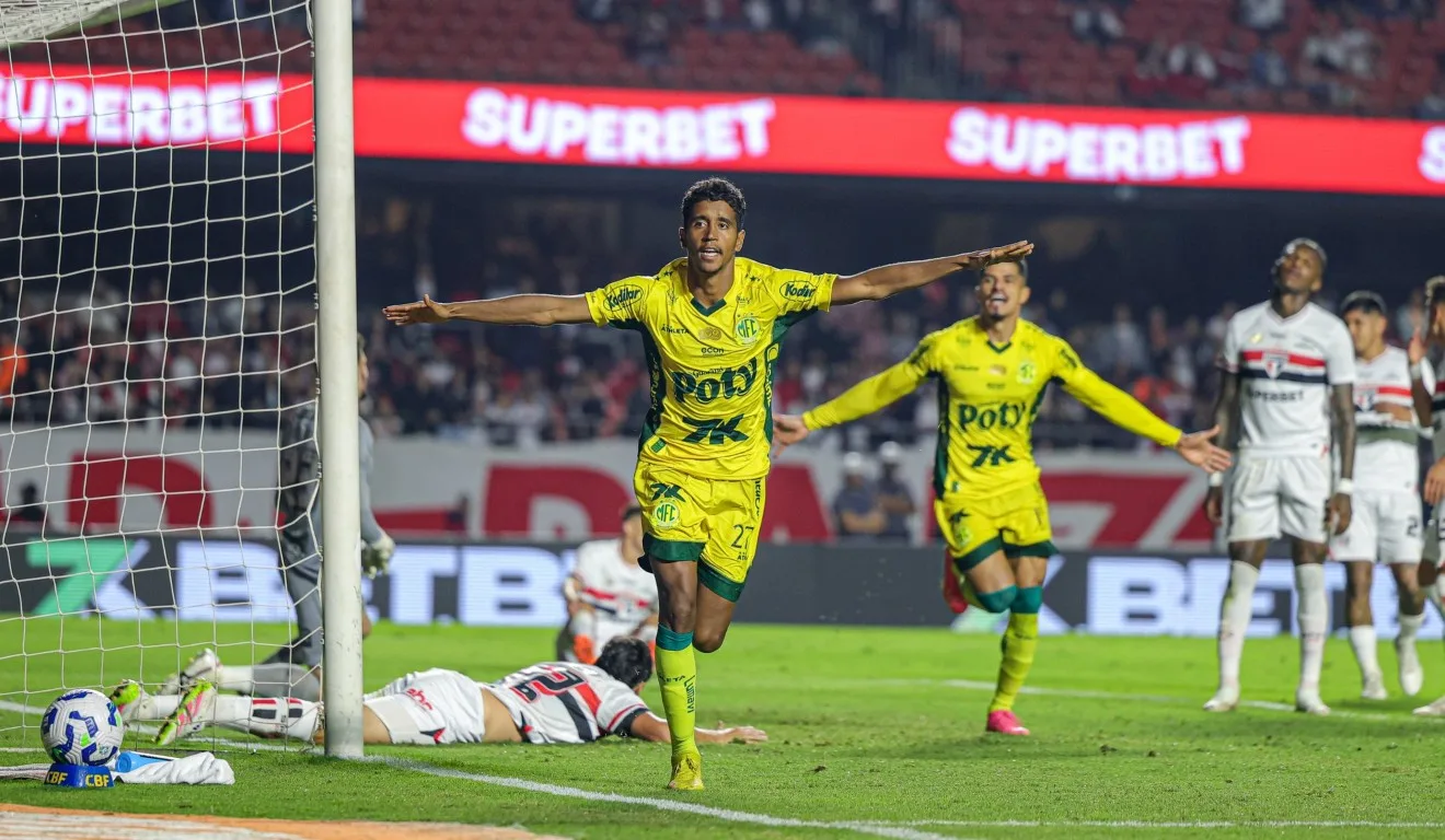 Gabriel comemorando gol do Mirassol