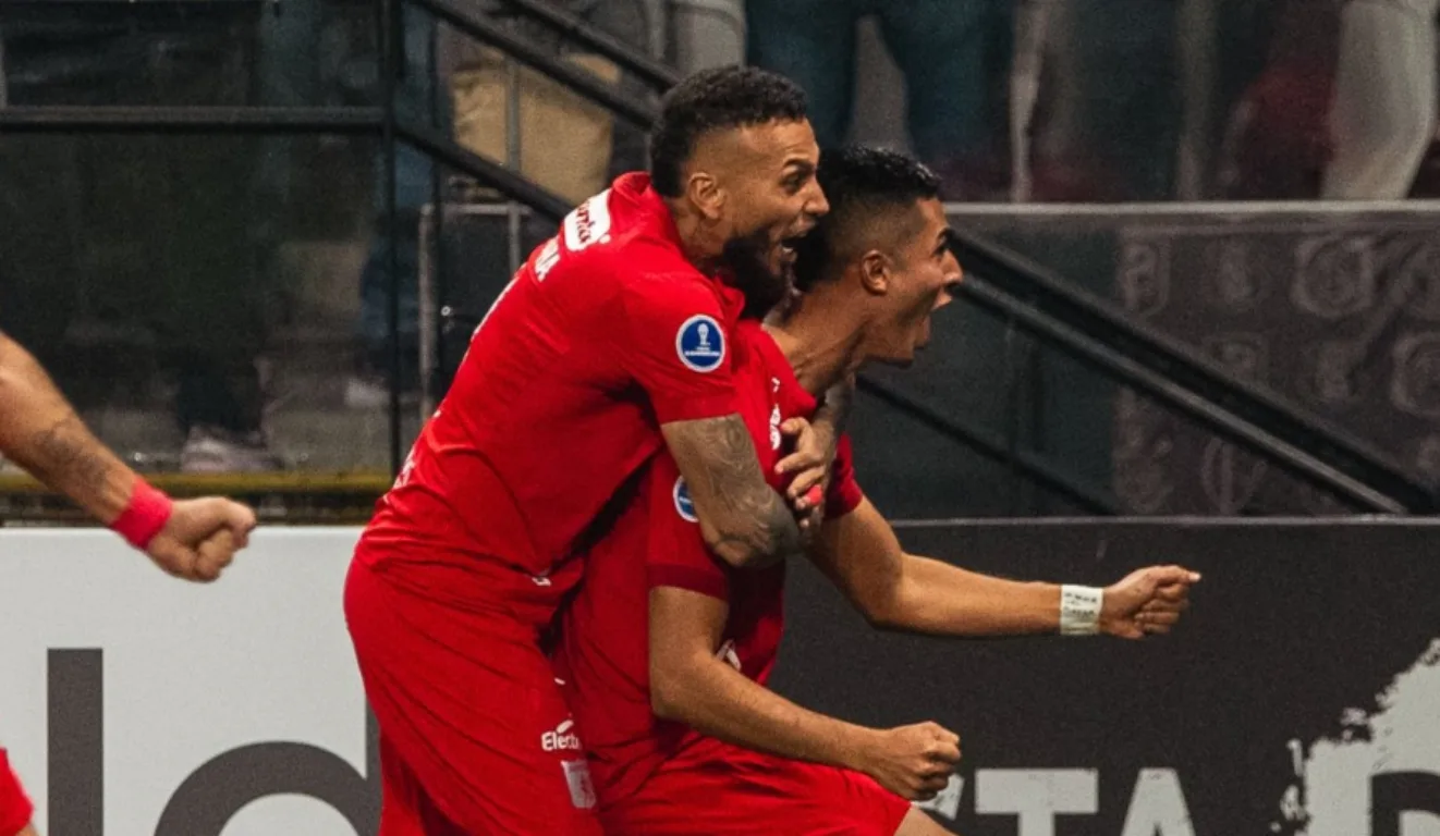 Jogadores do América de Cali comemorando gol