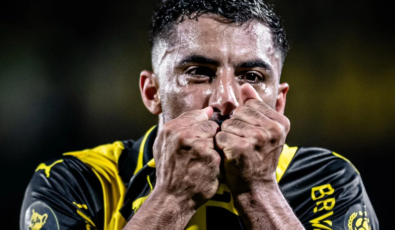 Jogador do Peñarol comemorando gol