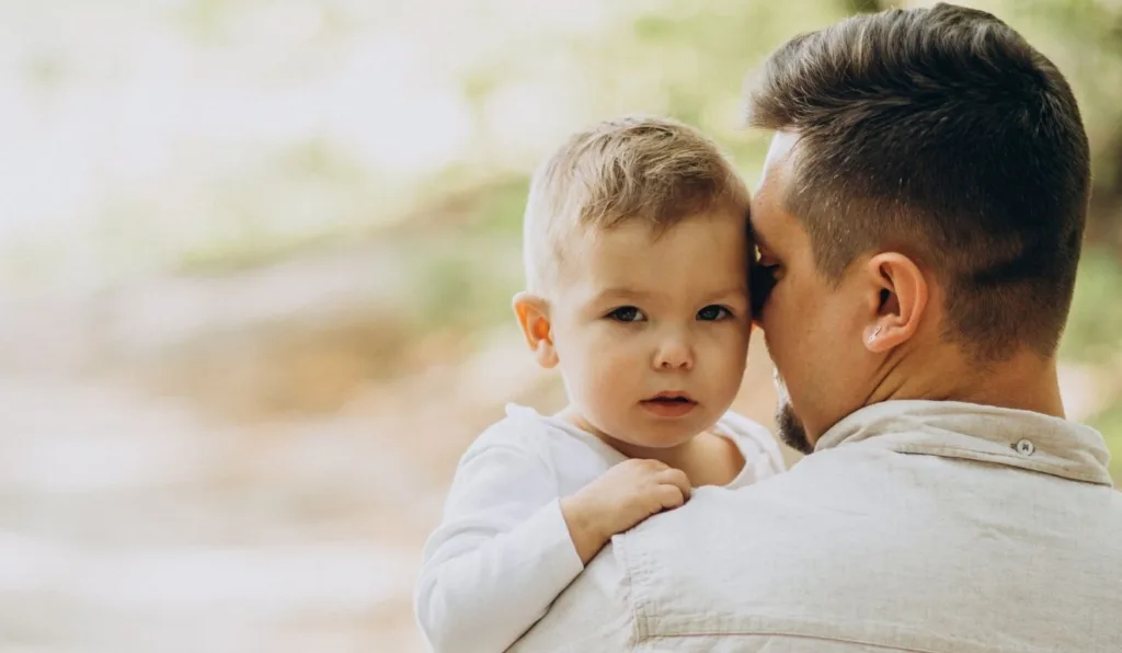 pai segurando filho