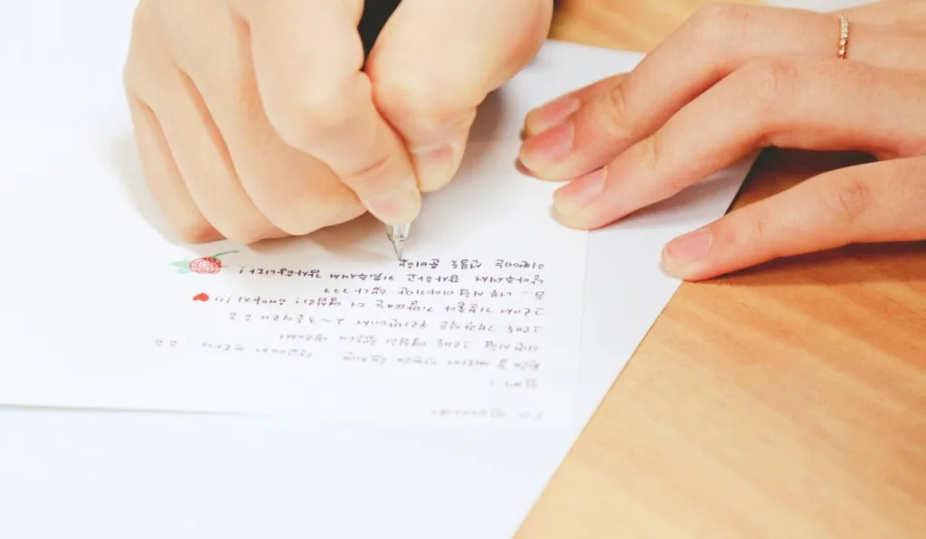 pessoa escrevendo uma carta 