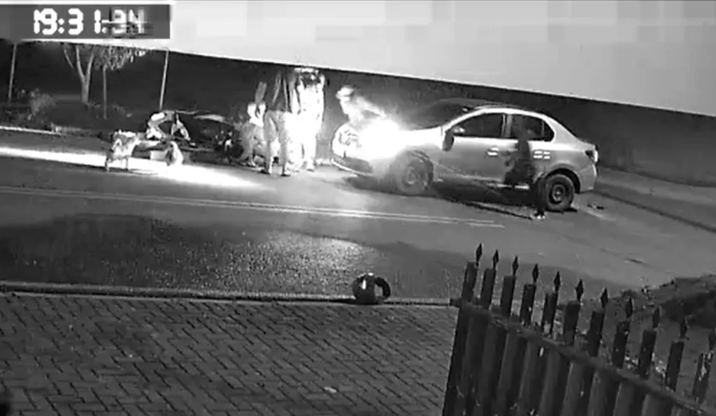 Ocupantes de moto ficaram feridos em acidente; já casal que estava no carro foi linchado