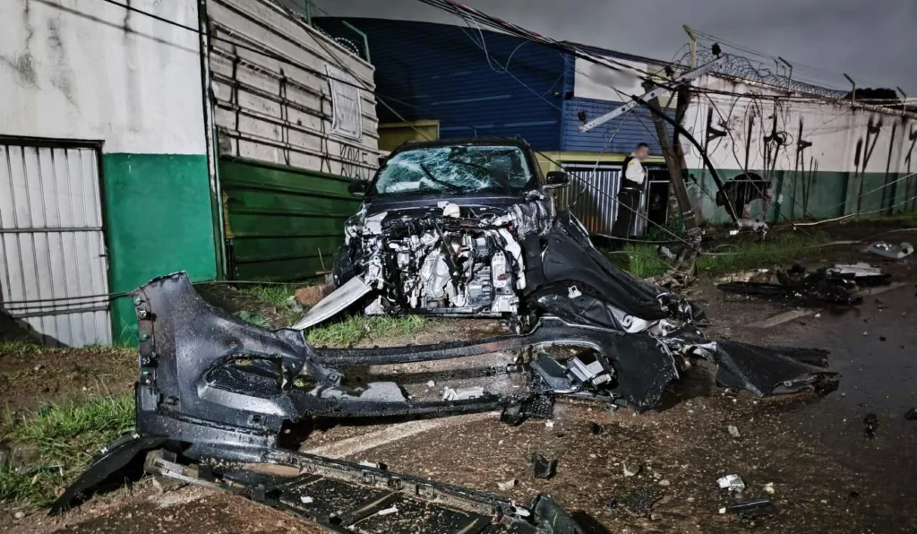 jovem perde o controle da direção, derruba poste e atinge muro de empresa na Linha Verde