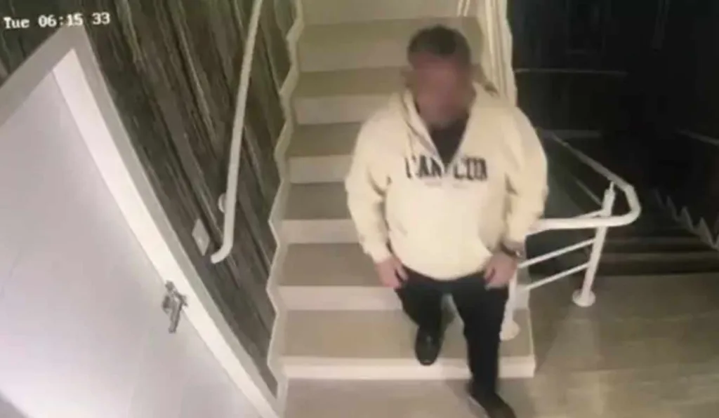 Imagens de câmeras de segurança mostrando o empresário descendo escada de mansão