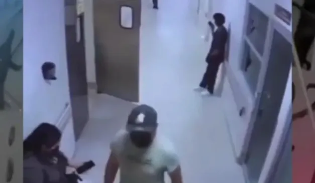 Suspeito no corredor do hospital.