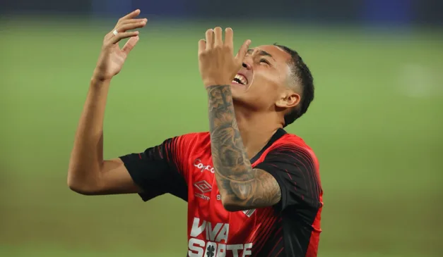 Kauã Morais comemora gol pelo Athletico