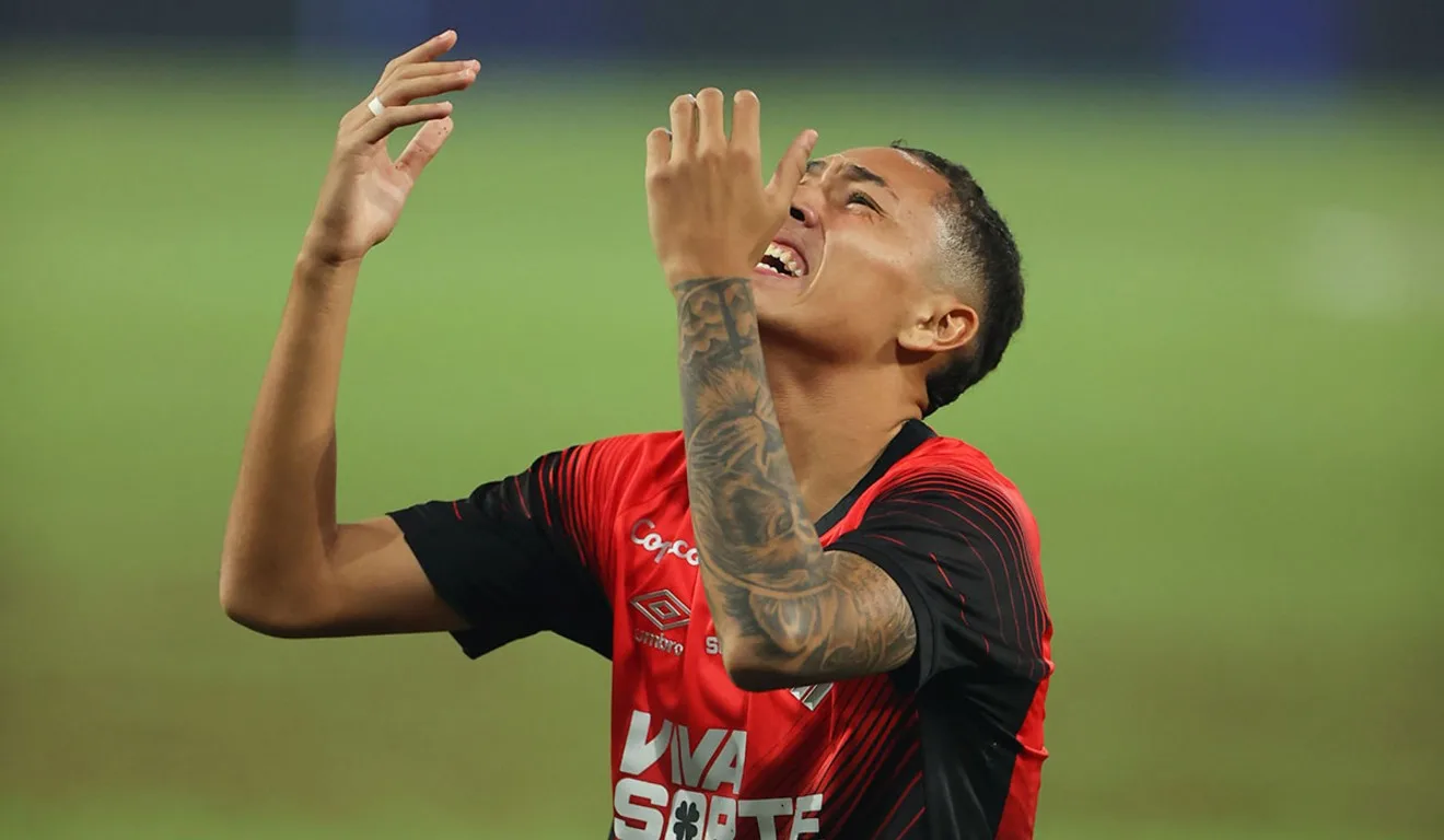 Kauã Morais comemora gol pelo Athletico