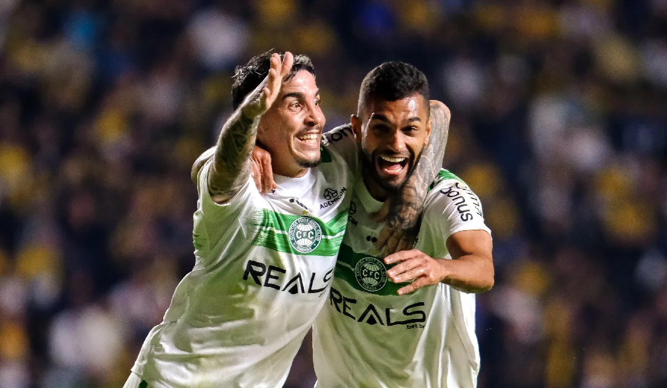 Josué e Vini Paulista comemoram gol pelo Coritiba