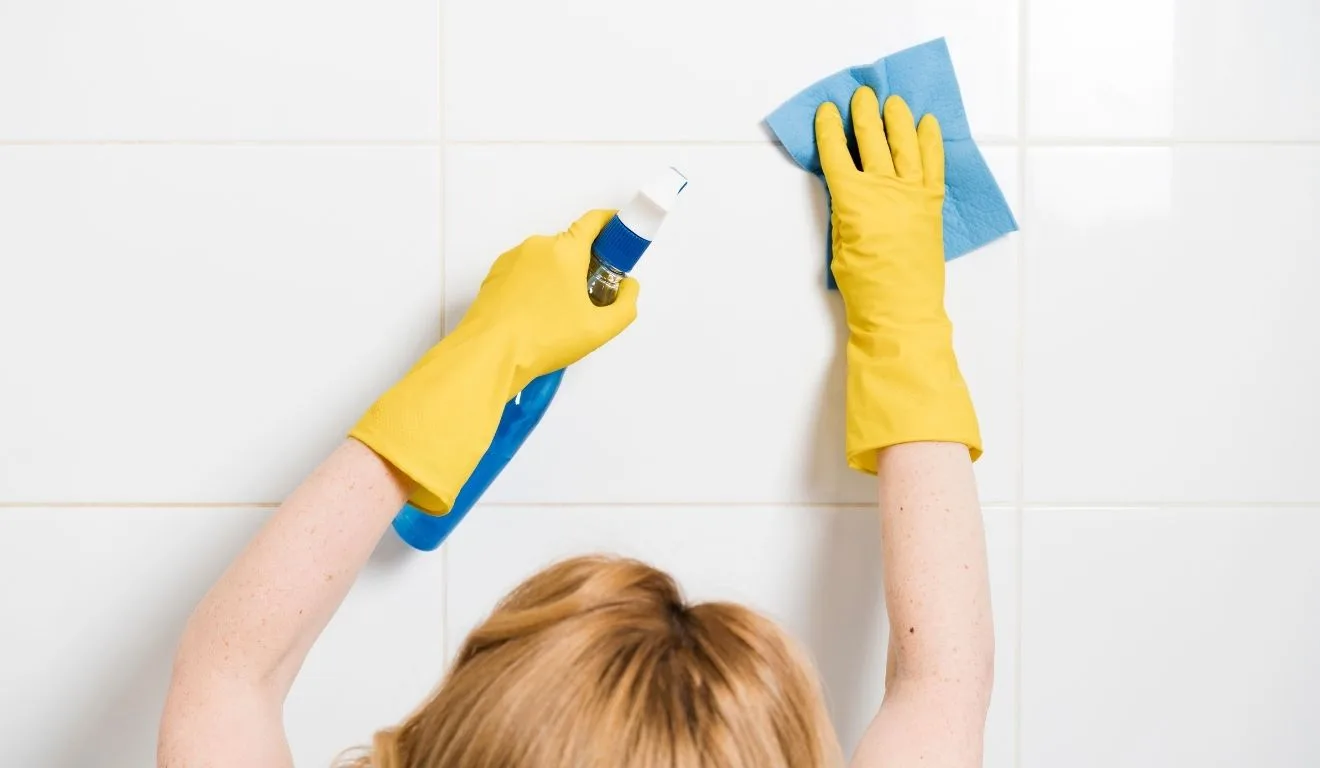 mulher limpando rejunte para tirar limo do banheiro