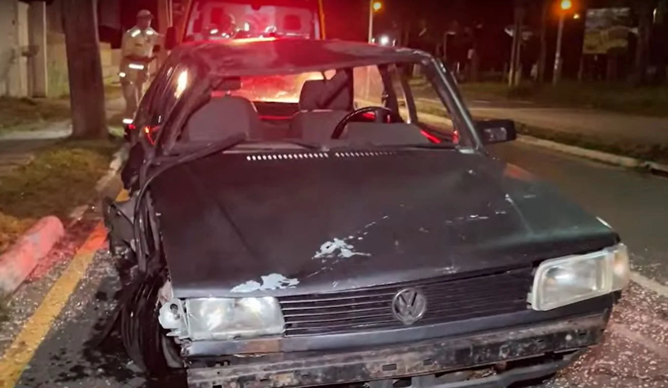 Motorista beija namorada e capota carro em Pinhais