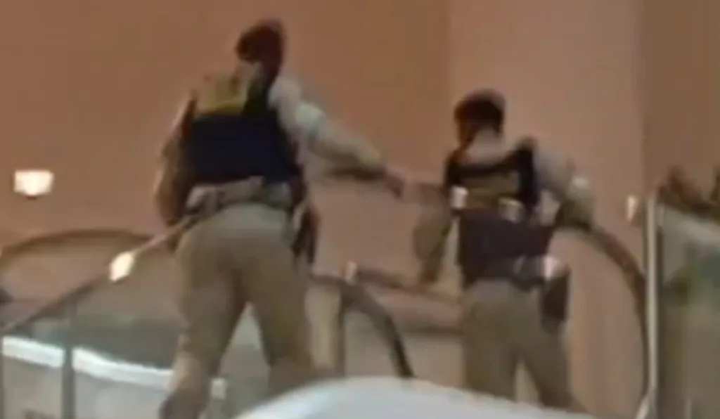 Policiais militares em shopping