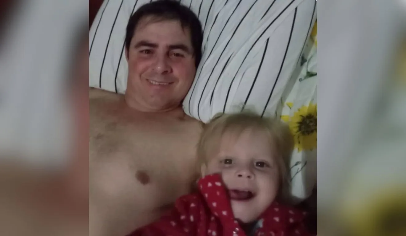 Pai matou a filha de um ano e nove meses enforcada