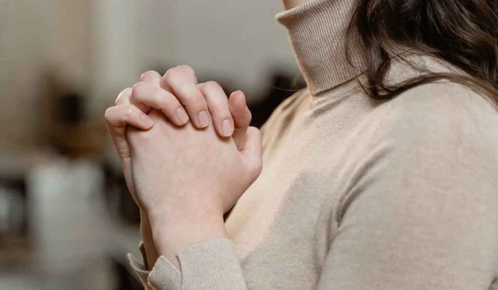 mulher orando para ilustrar oração dos três arcanjos